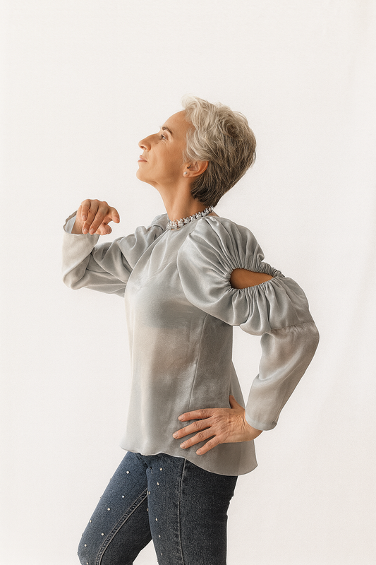 Серебряная атласная блузка со сборками на рукавах