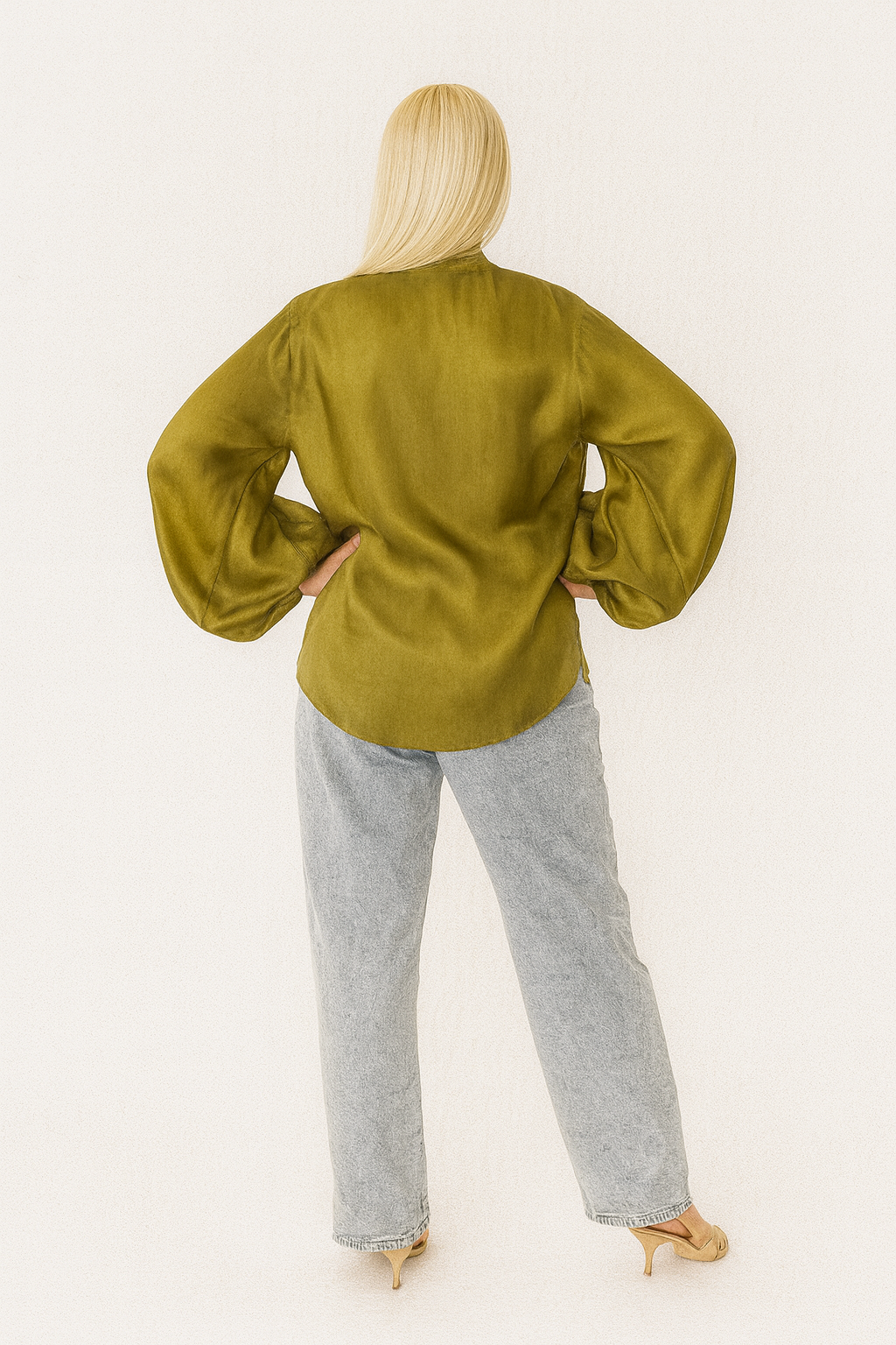 Blusa mujer verde oliva satén con flor esculpida | SEROTONIN