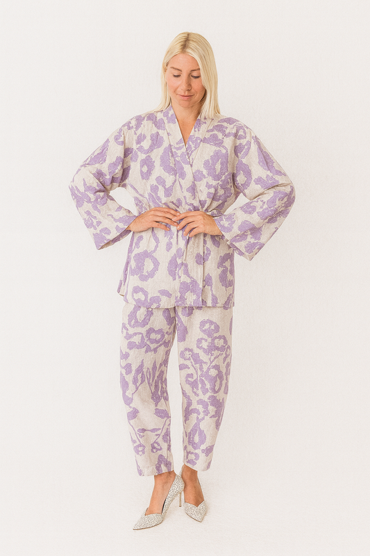 Conjunto mujer estampado lila y beige (pantalón y blusa)| SEROTONIN