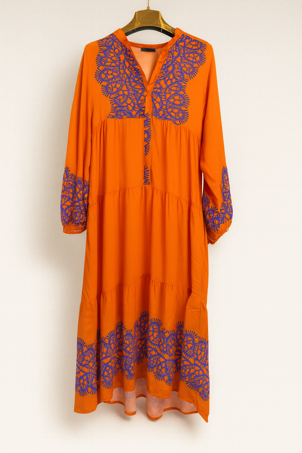 Vestido largo mujer naranja con bordado floral violeta boho chic SEROTONIN Calpe