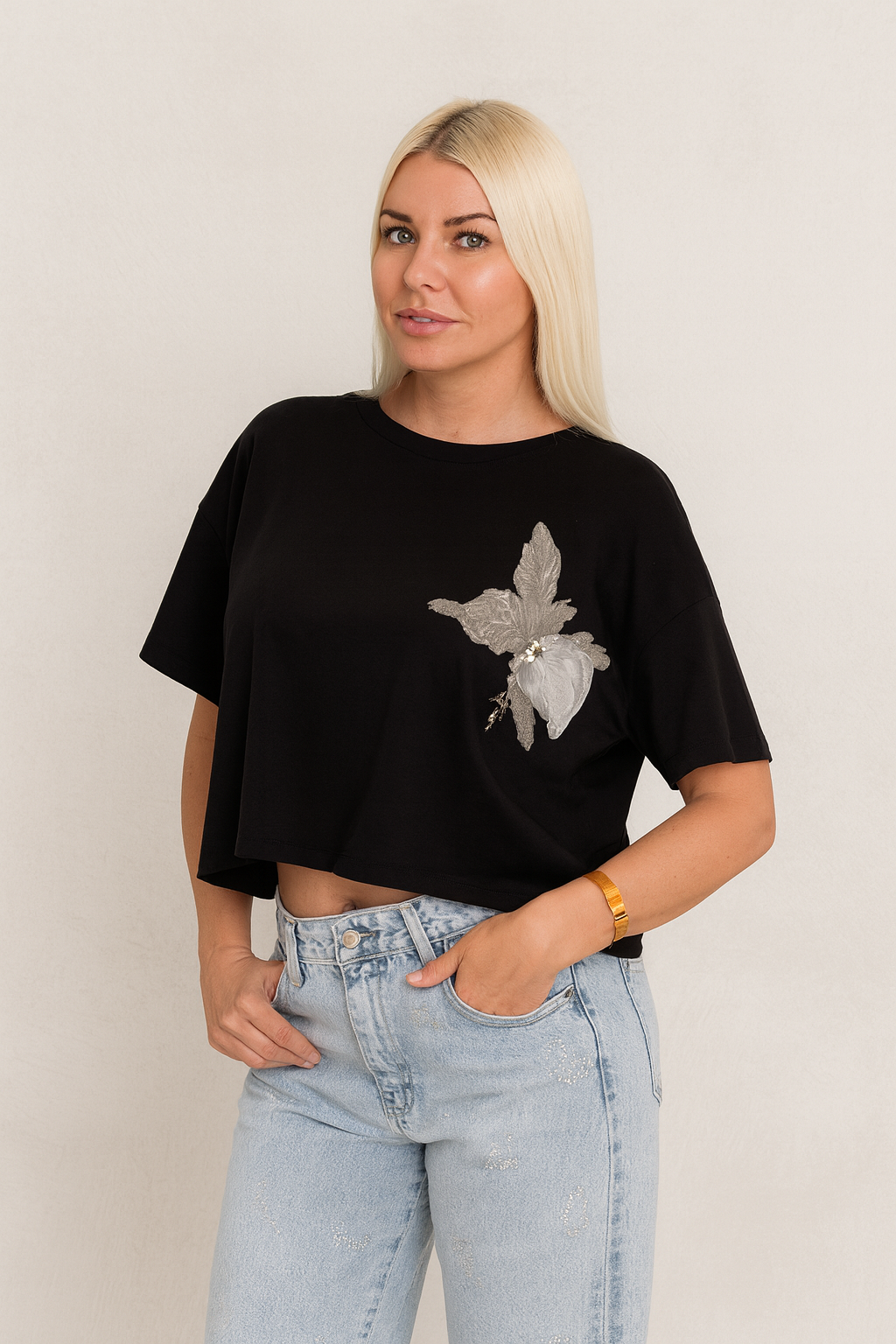 Camiseta negra mujer con mariposa bordada 3D | SEROTONIN