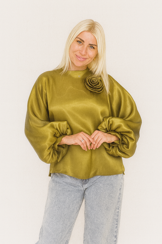 Оливковая шелковая блузка с скульптурным цветком