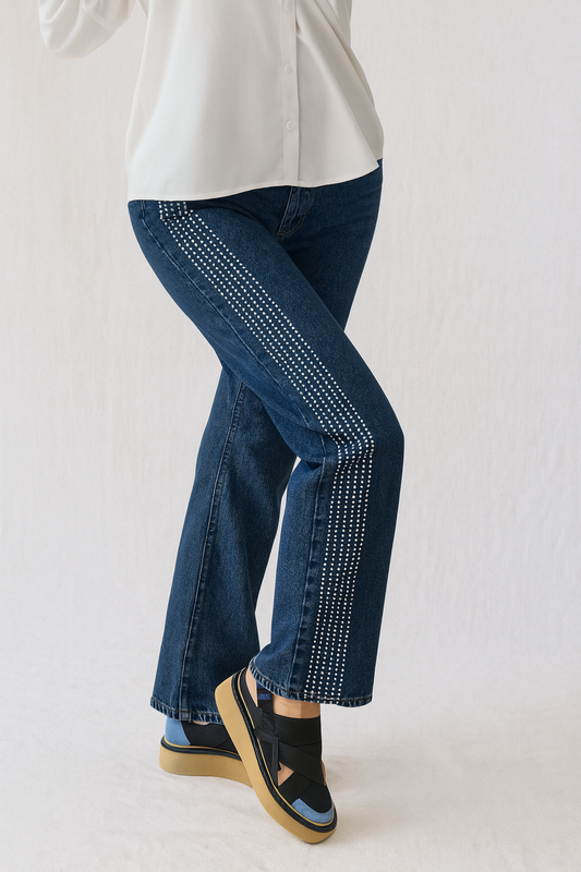 Pantalón mujer vaquero azul recto con detalles de strass laterales | SEROTONIN