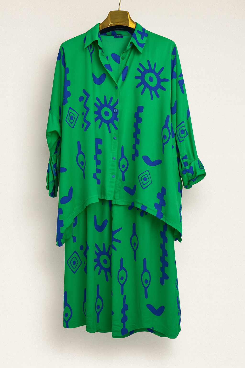 Conjunto de mujer verde con estampado geométrico azul, camisa oversize y falda midi SEROTONIN Calpe