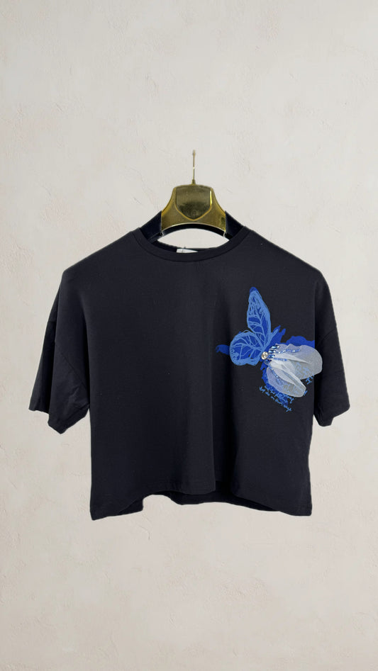 Camiseta negra de mujer con detalle de mariposa azul 3D bordada, corte crop, SEROTONIN Calpe