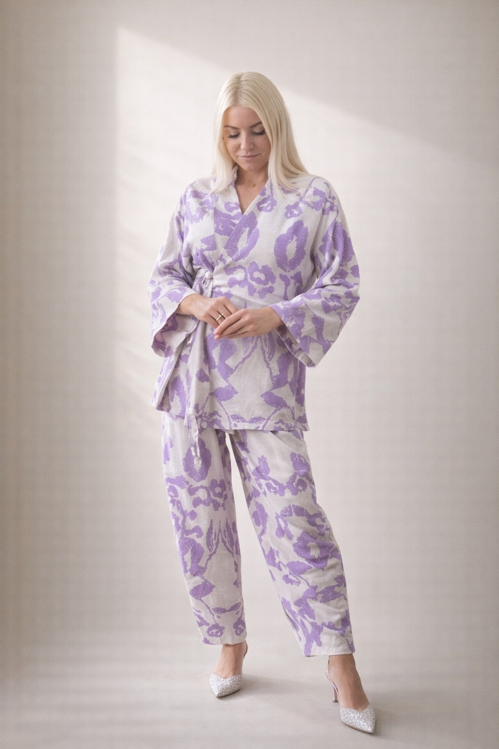 Conjunto mujer estampado lila y beige (pantalón y blusa)| SEROTONIN