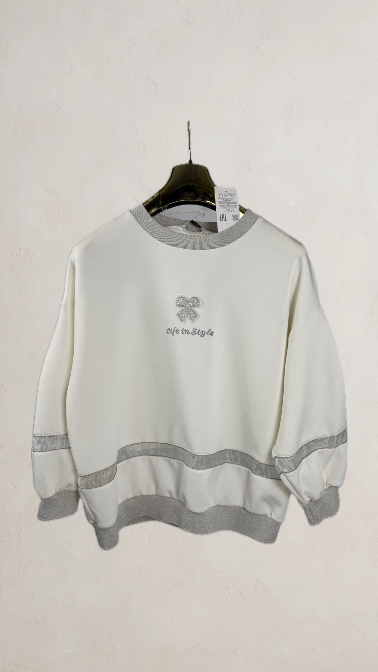 Sudadera blanca de mujer con detalles plateados y bordado “Life in Style”, estilo casual elegante SEROTONIN Calpe