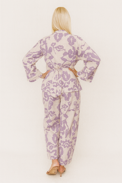 Conjunto mujer estampado lila y beige (pantalón y blusa)| SEROTONIN