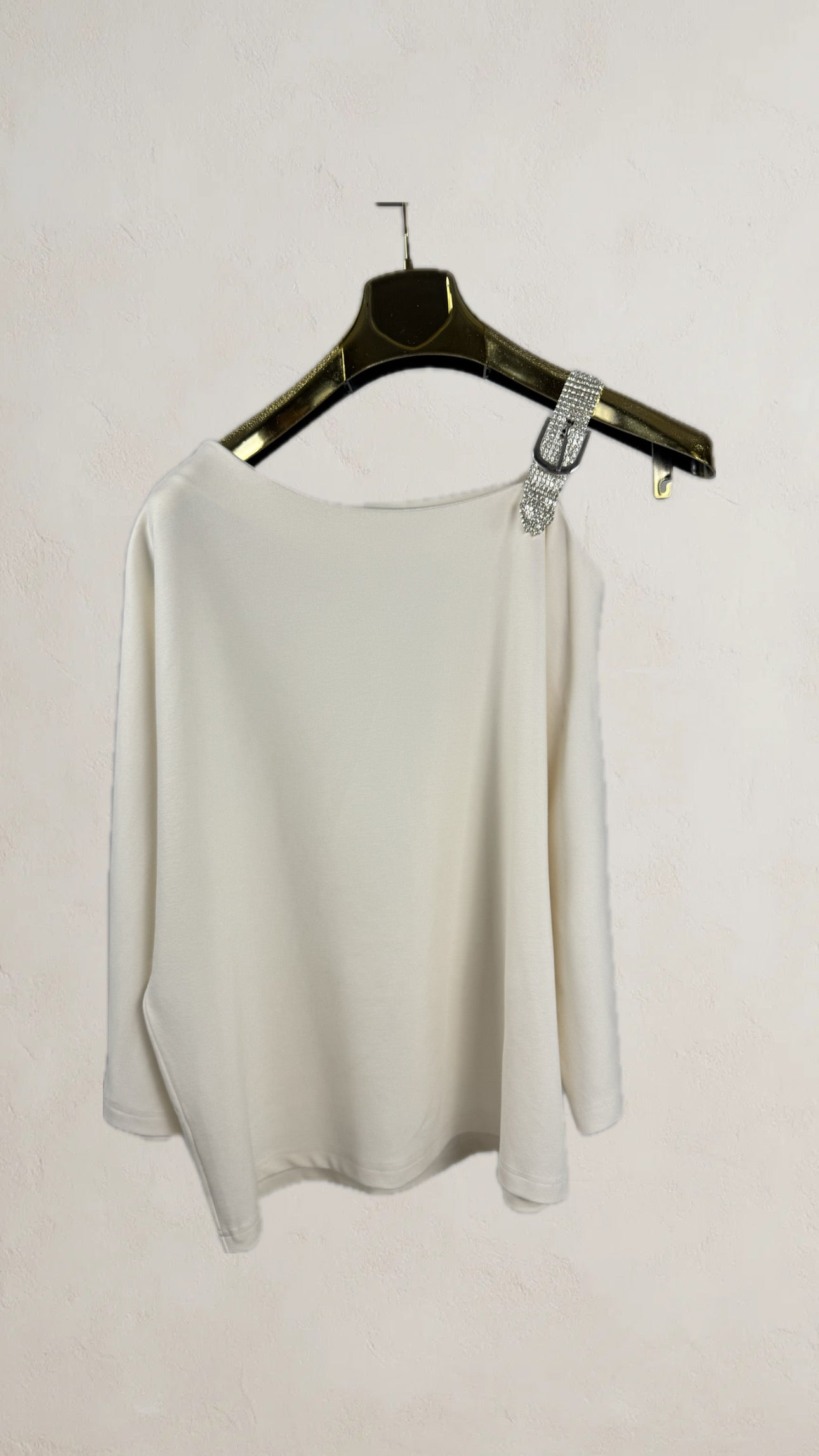 Top blanco de mujer asimétrico con manga larga y detalle de brillos en pedrería SEROTONIN Calpe