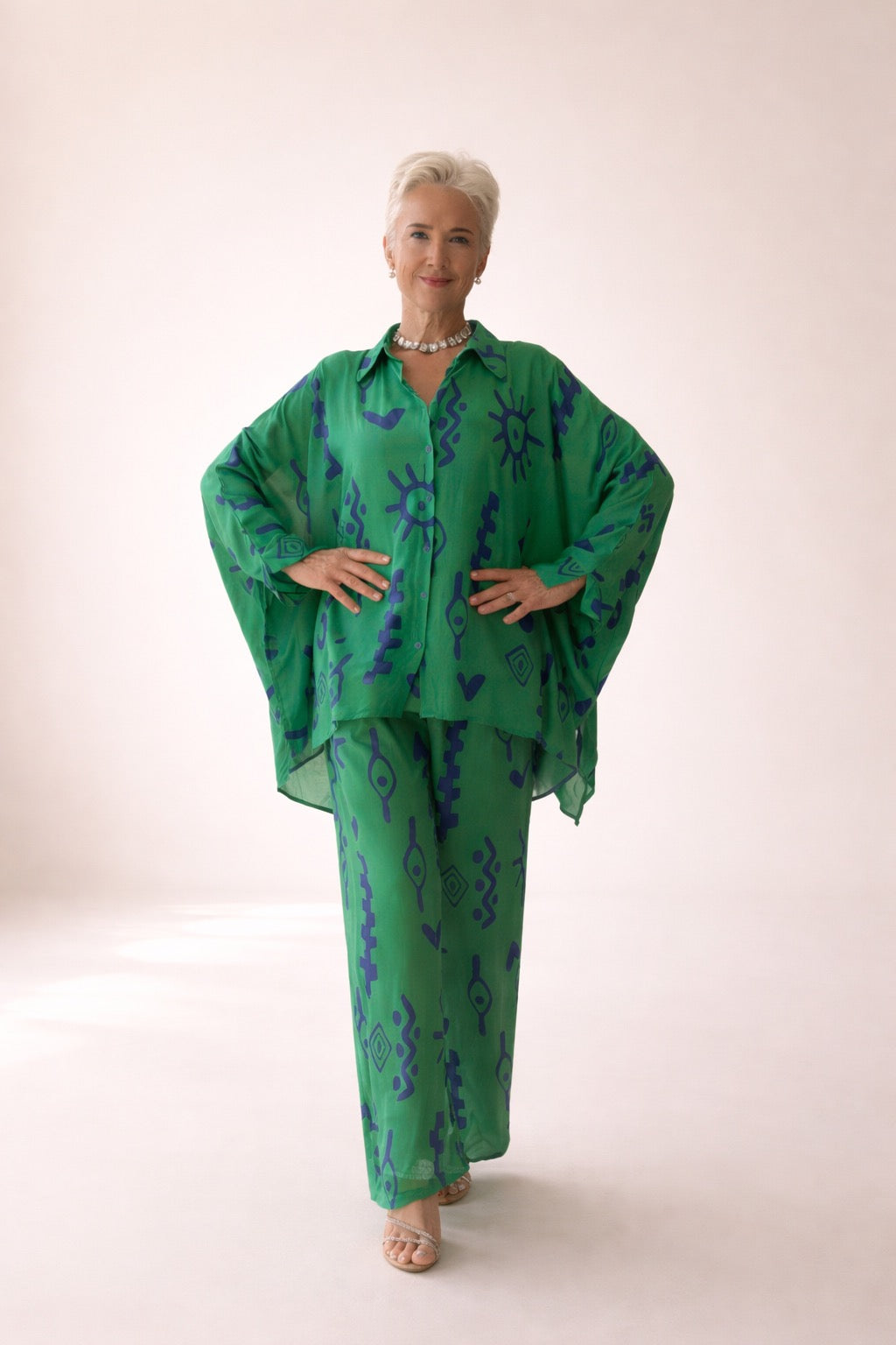 Conjunto mujer verde estampado geométrico camisero y falda midi | SEROTONIN