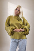 Blusa mujer verde oliva satén con flor esculpida | SEROTONIN