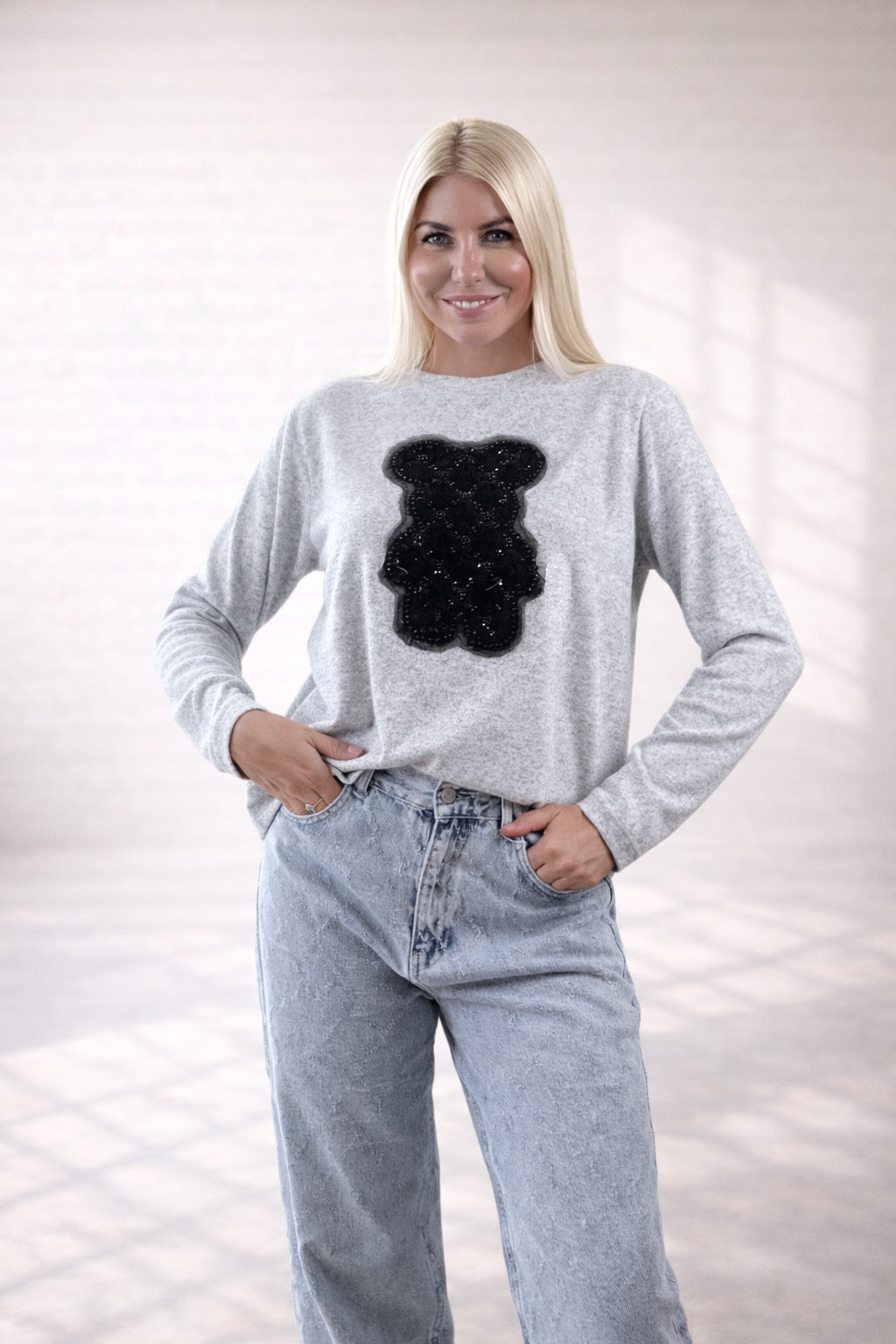 Sudadera Gris con Oso en Relieve