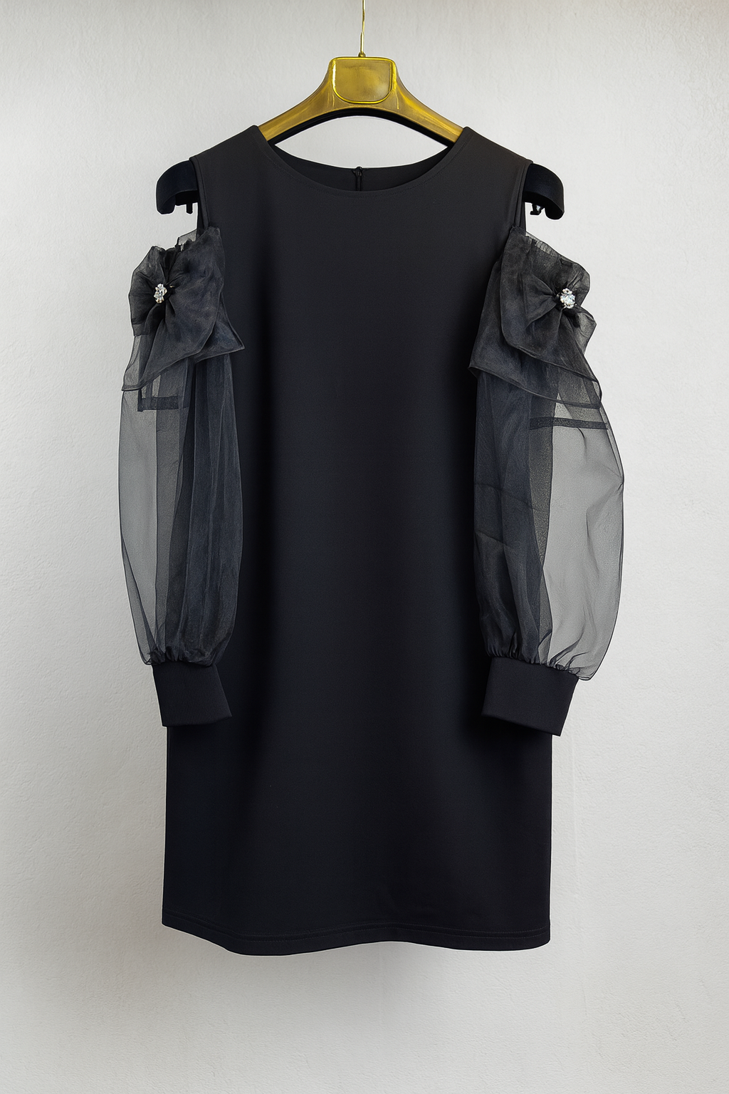 Vestido corto mujer negro con mangas abullonadas de tul y lazo joya SEROTONIN Calpe