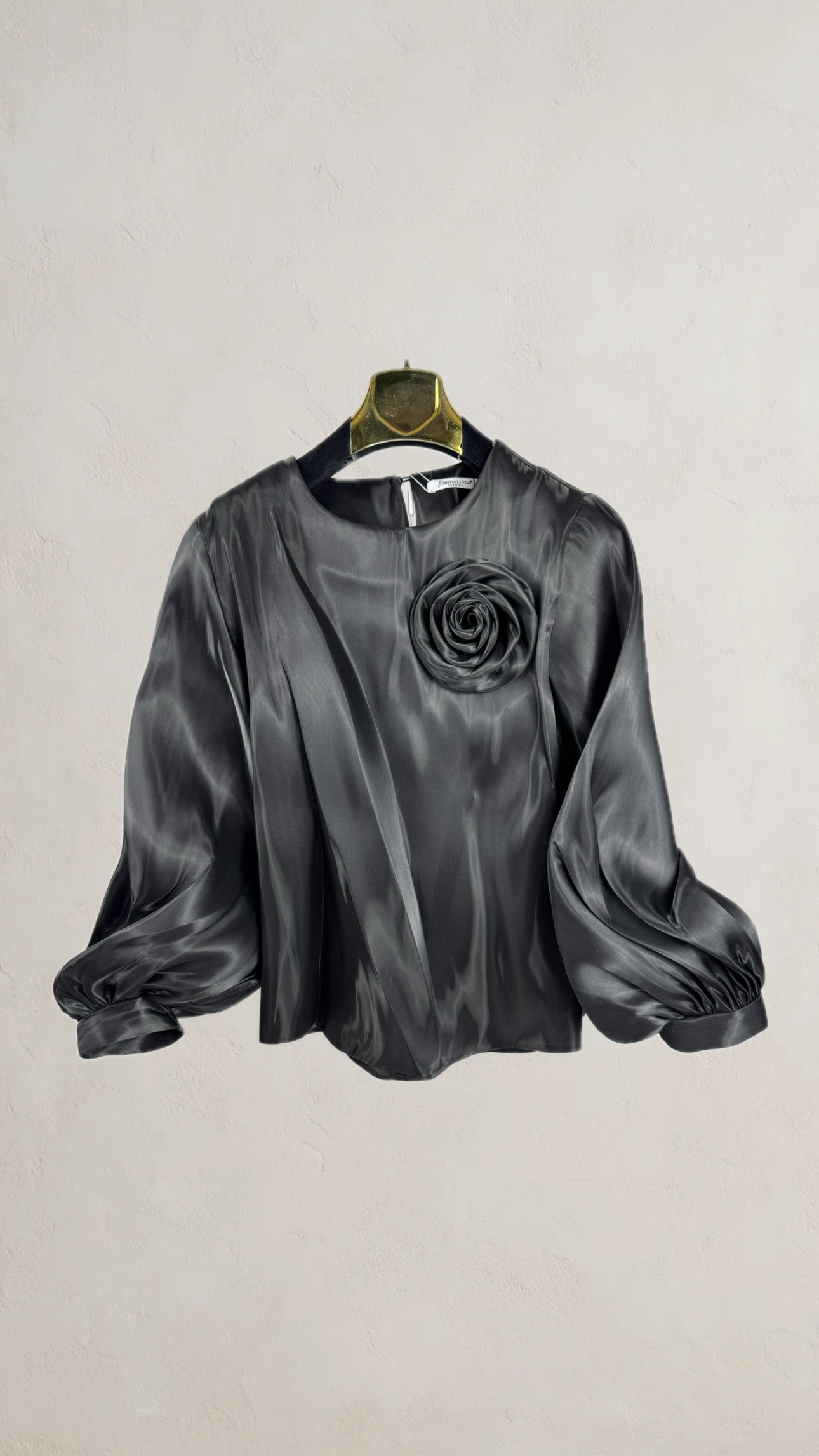 Blusa de mujer negra satén con flor esculpida en el hombro y mangas abullonadas SEROTONIN Calpe