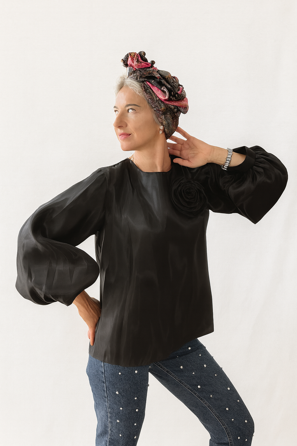 Blusa mujer negra satén con flor esculpida | SEROTONIN