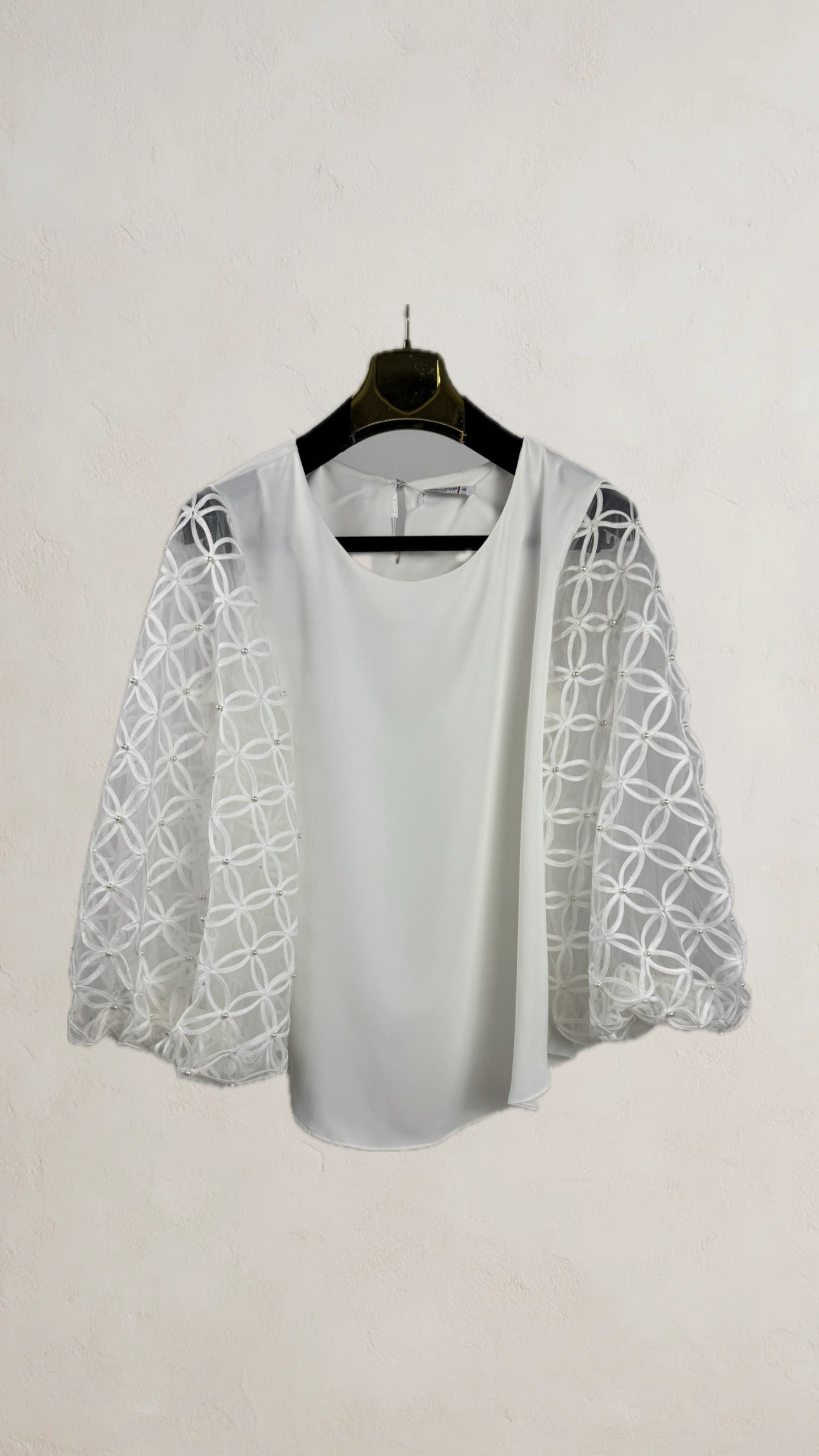 Blusa blanca de mujer con mangas largas bordadas en tul y detalles de perlas SEROTONIN Calpe