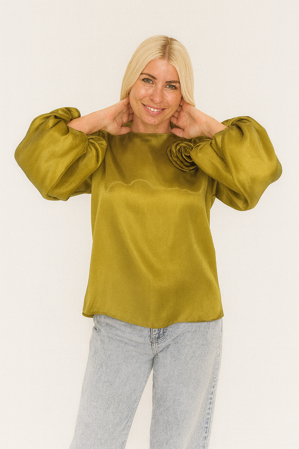 Blusa mujer verde oliva satén con flor esculpida | SEROTONIN
