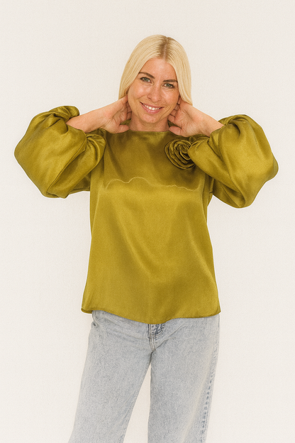 Blusa mujer verde oliva satén con flor esculpida | SEROTONIN