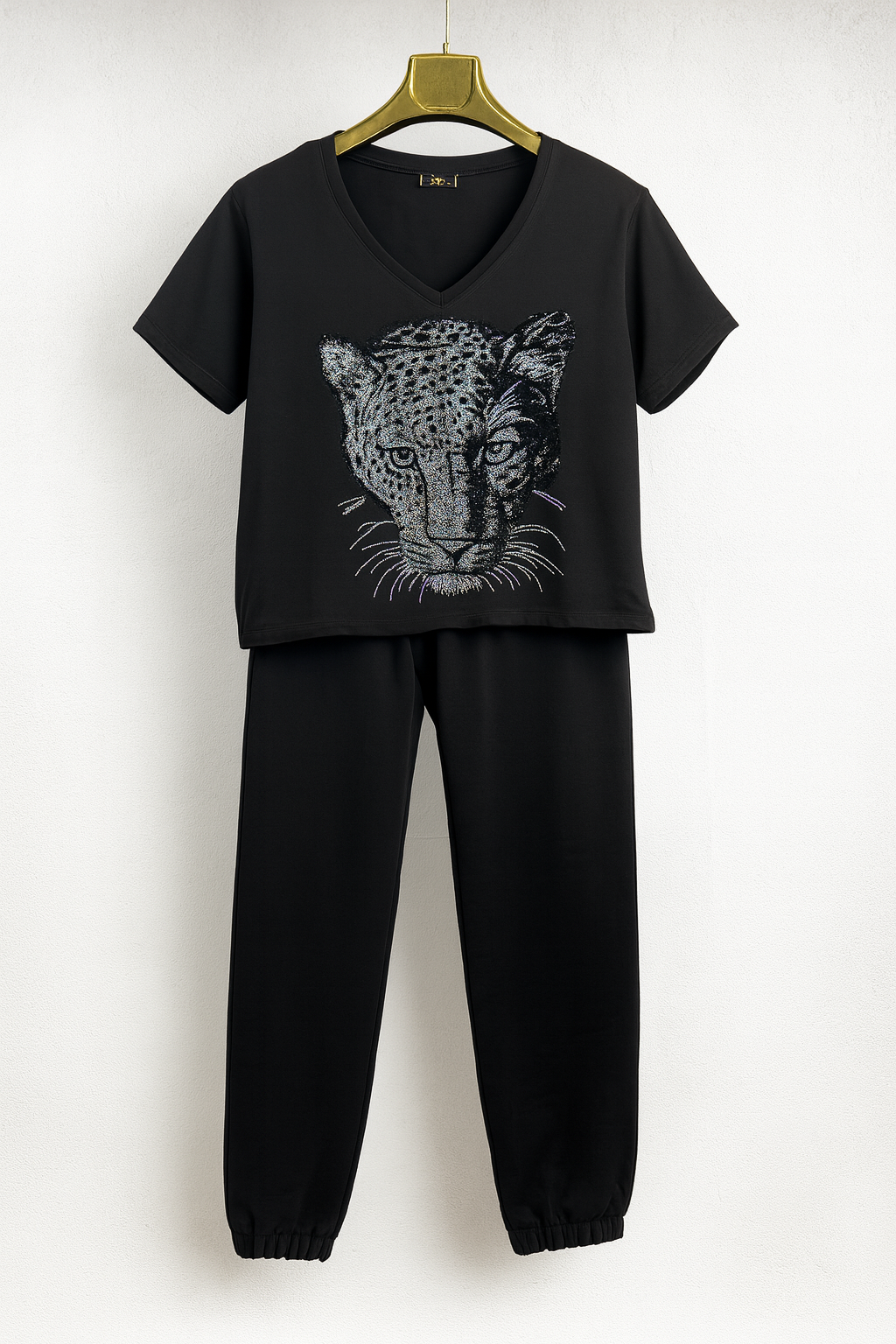 Conjunto mujer negro camiseta con estampado leopardo brillante y pantalón jogger SEROTONIN Calpe