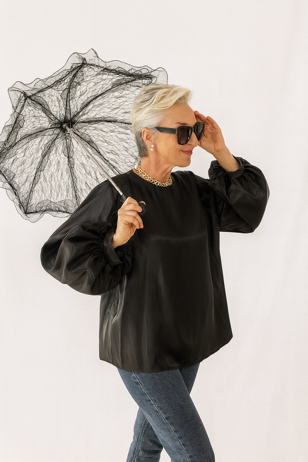 Blusa mujer negra satén con flor esculpida | SEROTONIN