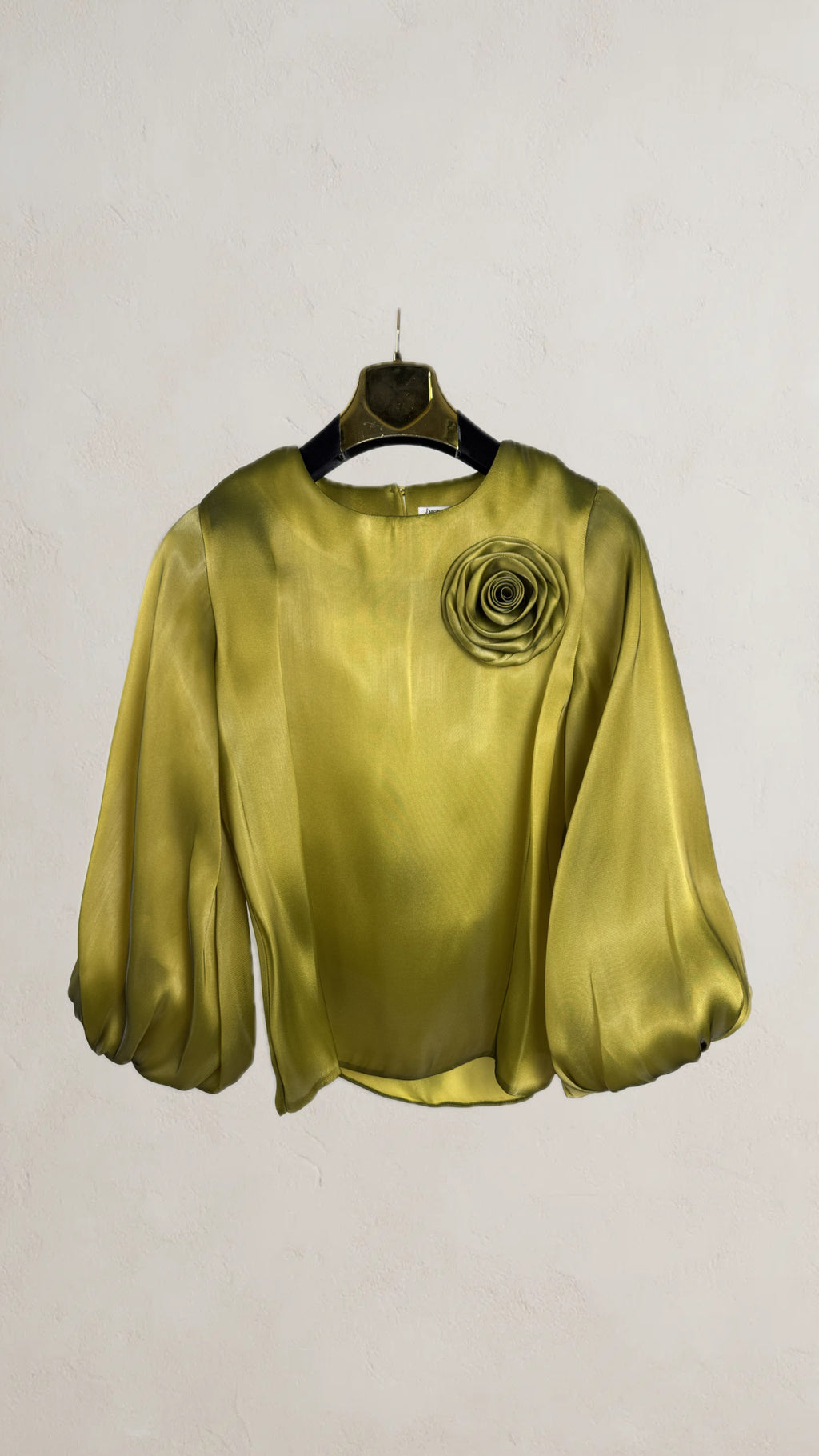 Blusa de mujer verde oliva satén con flor esculpida en hombro y mangas abullonadas SEROTONIN Calpe