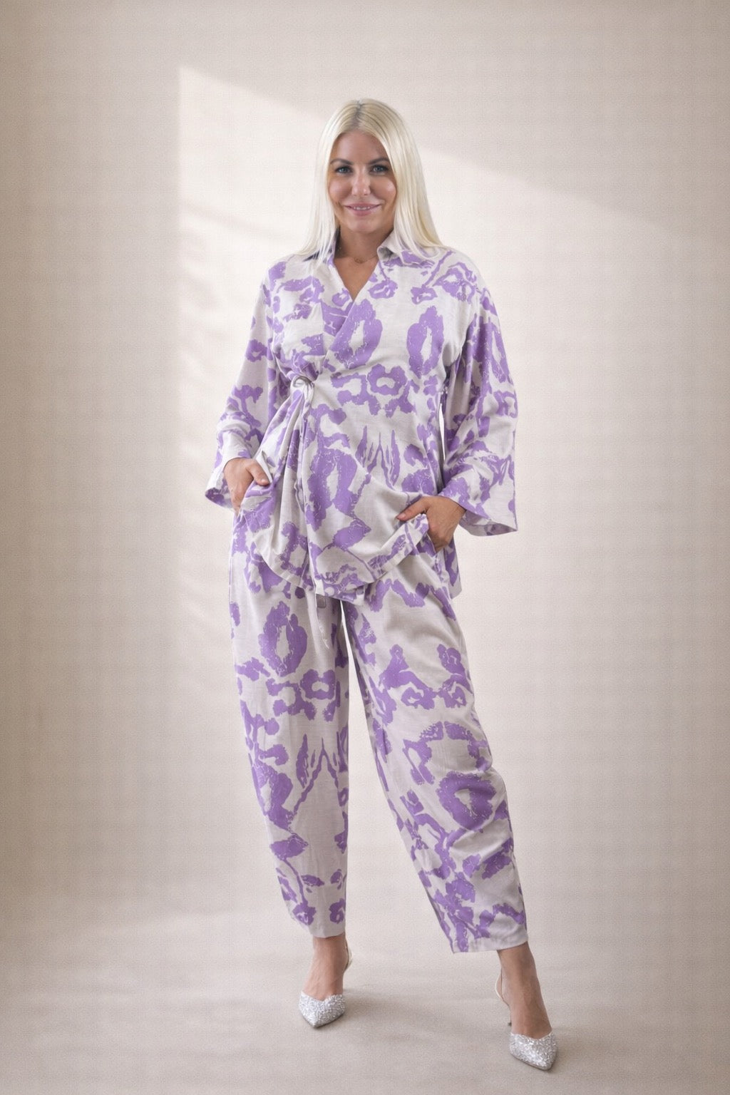 Conjunto mujer estampado lila y beige (pantalón y blusa)| SEROTONIN