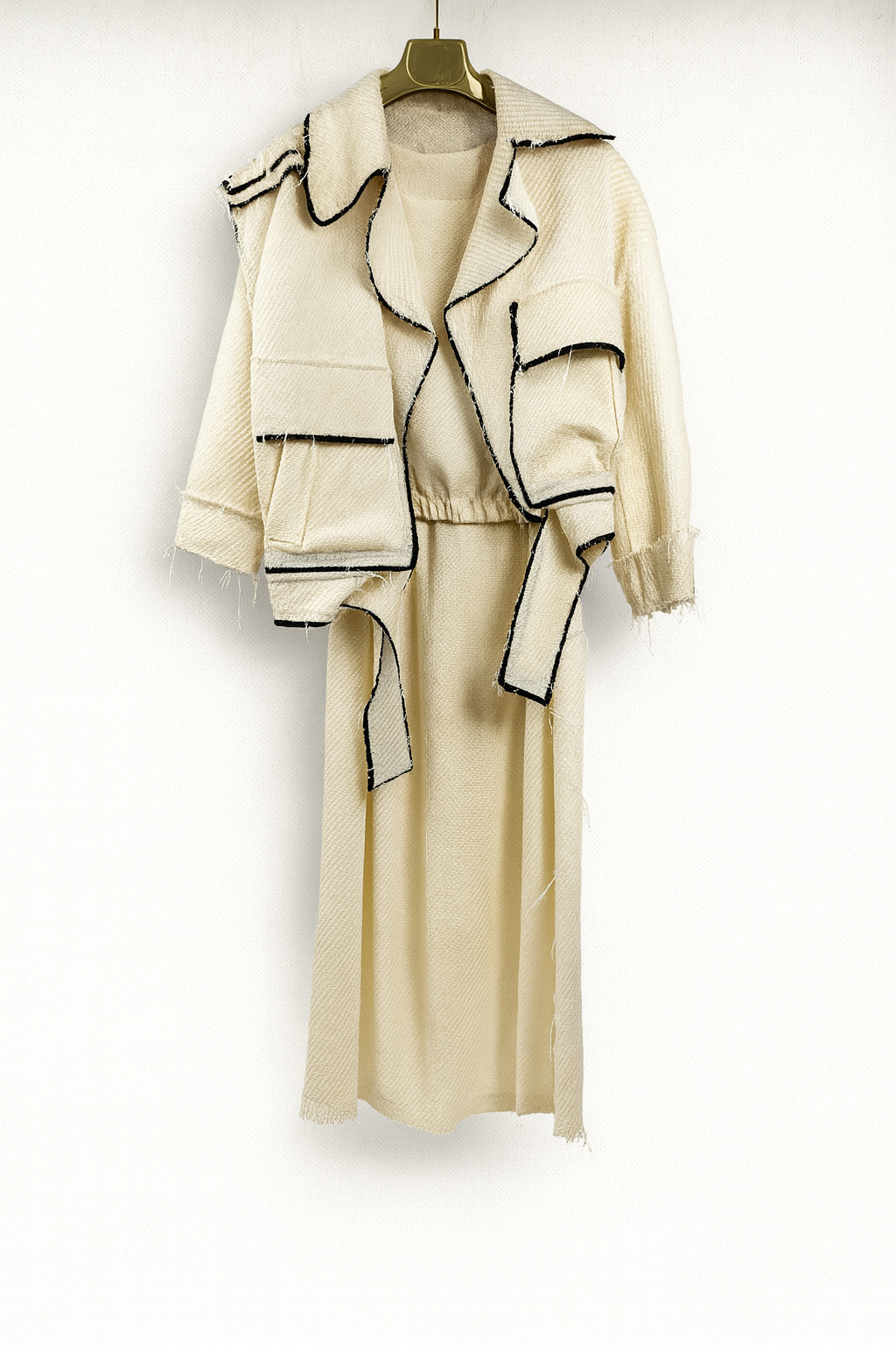 Conjunto triple mujer beige SEROTONIN con pantalón, camiseta y chaqueta elegante Calpe