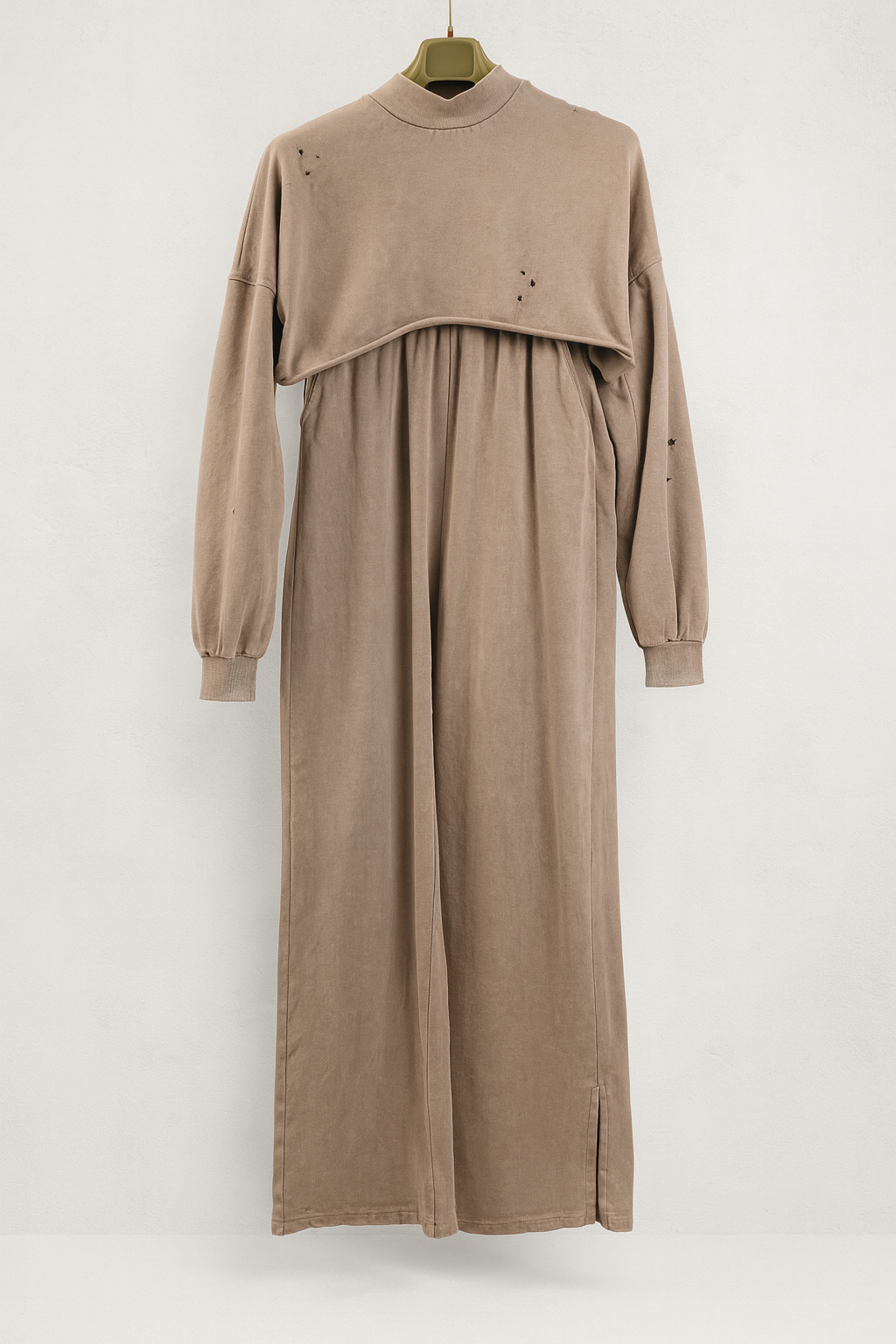 Conjunto beige de mujer con sudadera crop y pantalón ancho SEROTONIN en Calpe