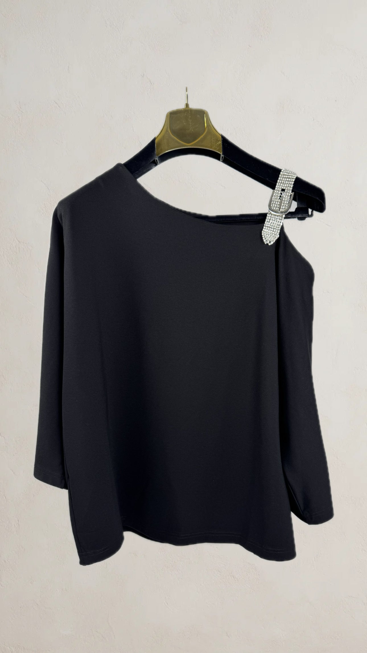 Top negro de mujer asimétrico con un solo hombro y detalle de brillos SEROTONIN Calpe