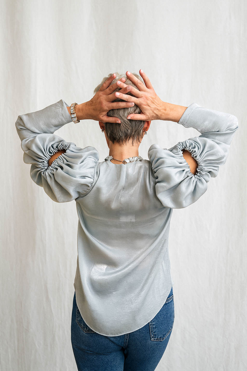 Blusa plata satinada mujer con mangas fruncidas | SEROTONIN