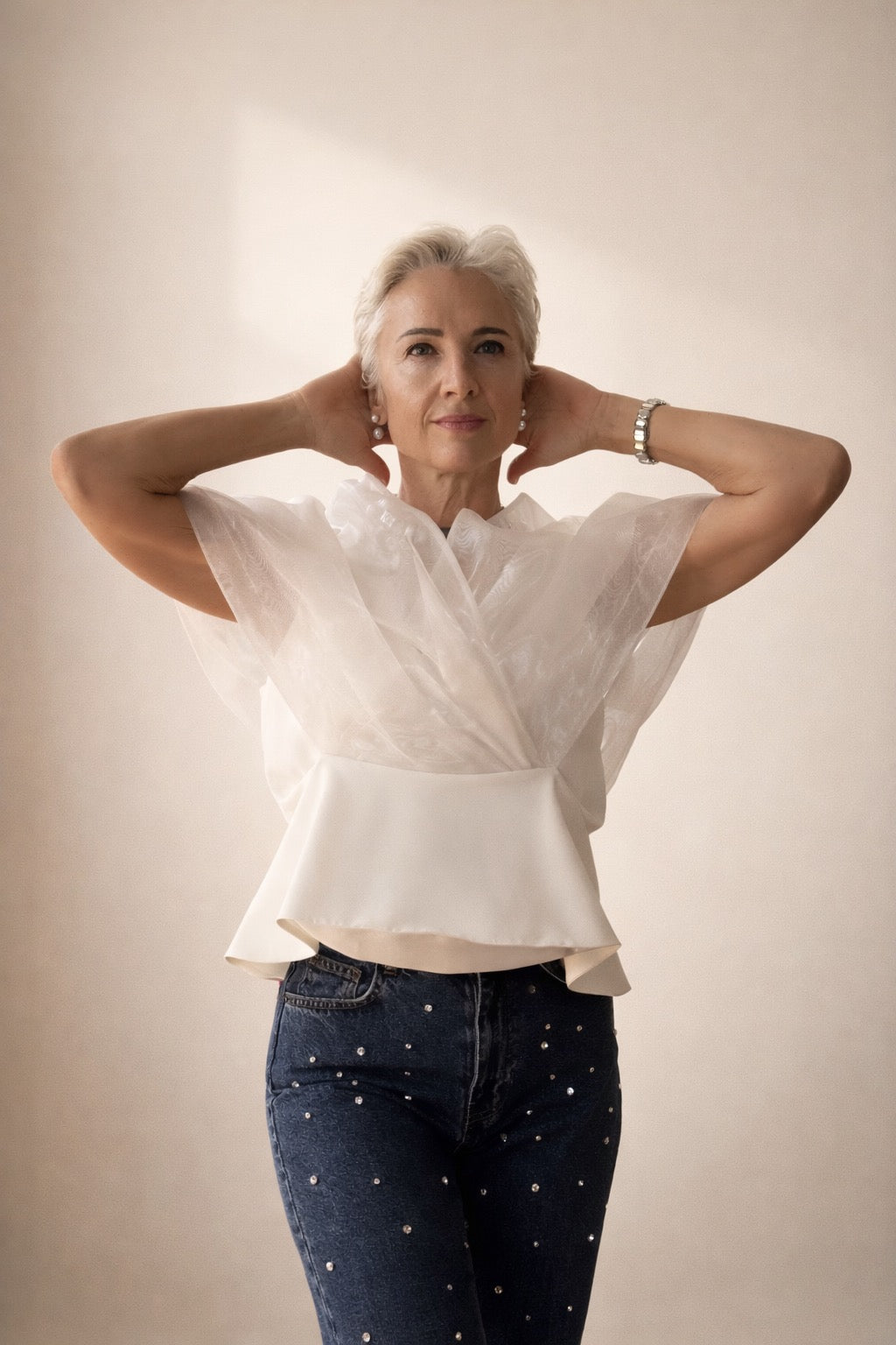 Blusa blanca mujer elegante con organza y volumen | SEROTONIN