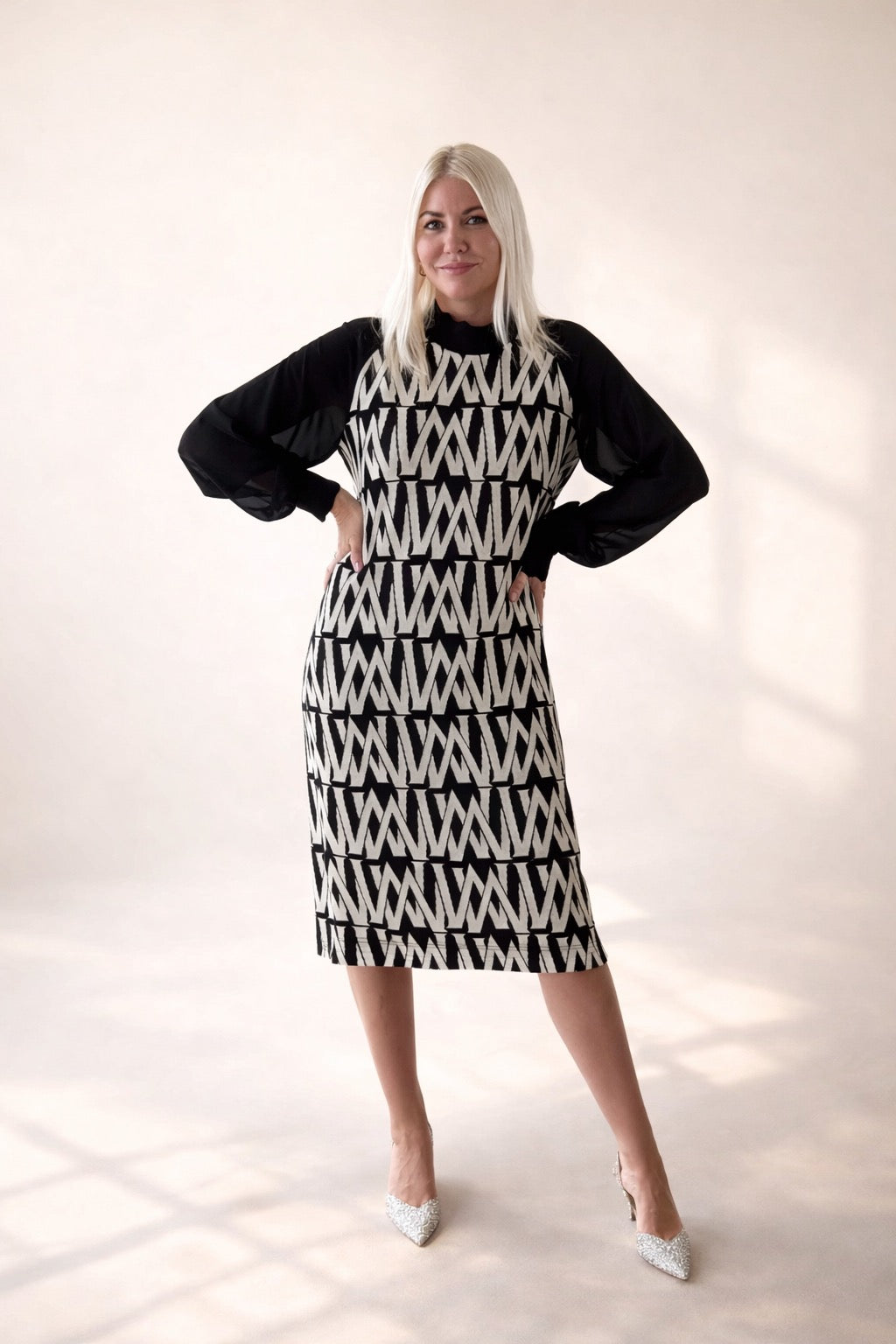 Vestido mujer estampado geométrico blanco y negro con mangas de gasa | SEROTONIN