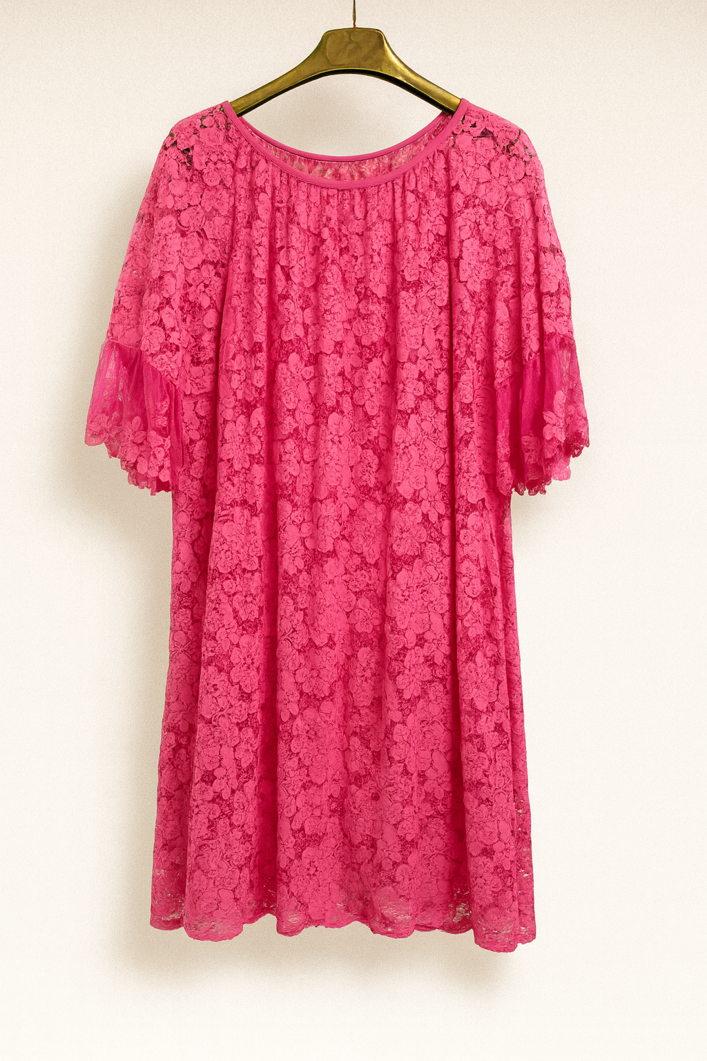 Blusa mujer encaje rosa fucsia con manga corta abullonada y transparencias SEROTONIN Calpe