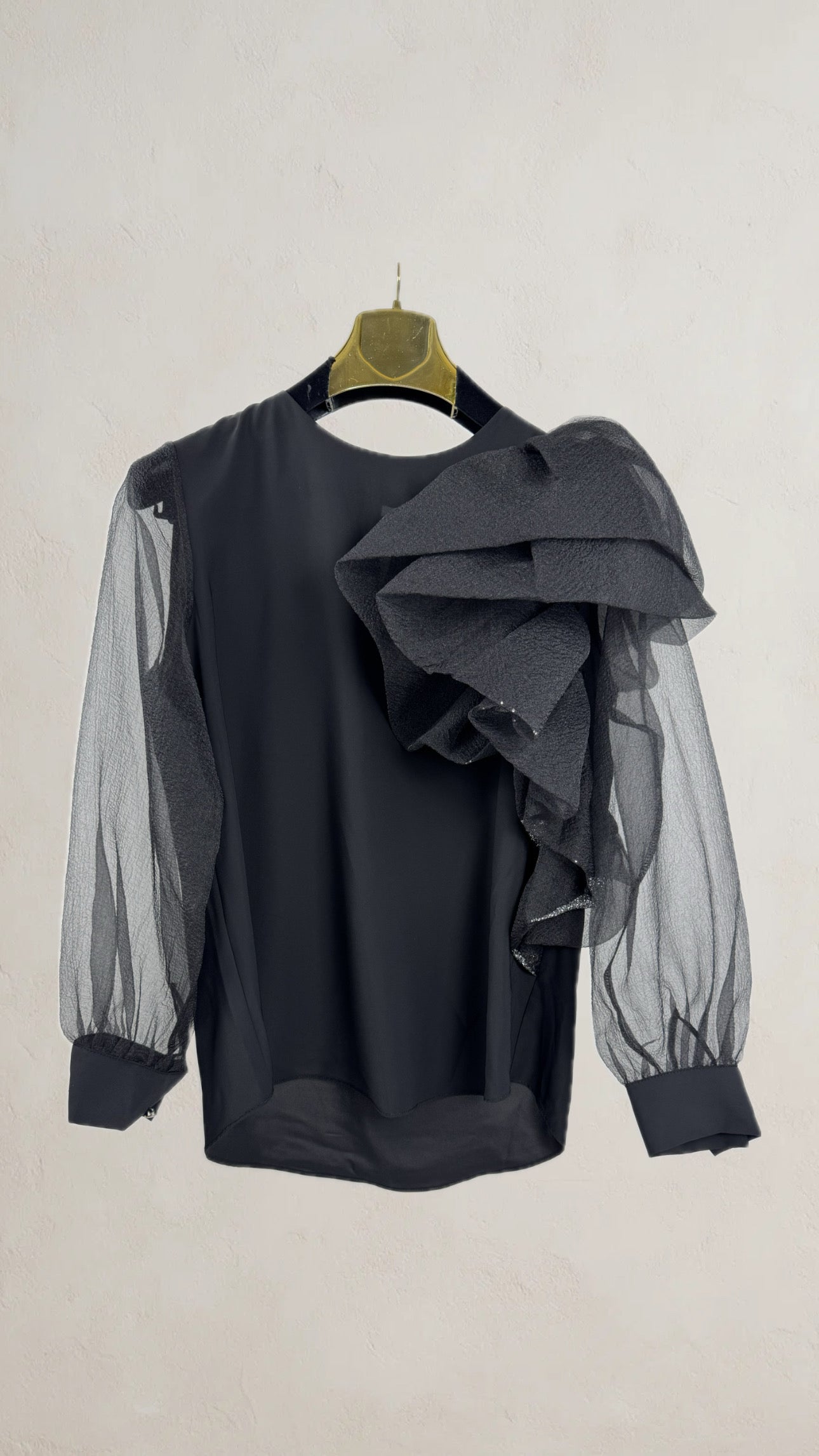 Blusa negra de organza con volante escultural en hombro derecho para mujer SEROTONIN Calpe