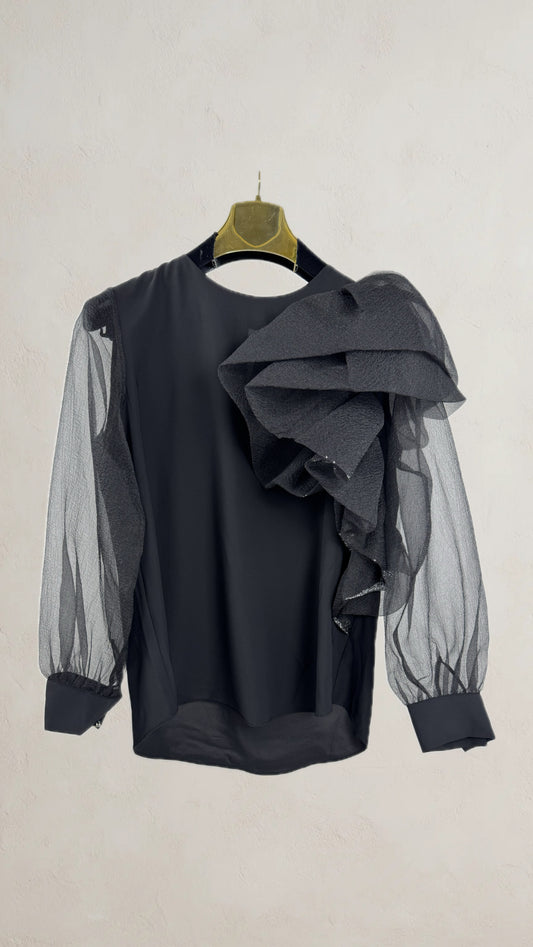 Blusa negra de organza con volante escultural en hombro derecho para mujer SEROTONIN Calpe