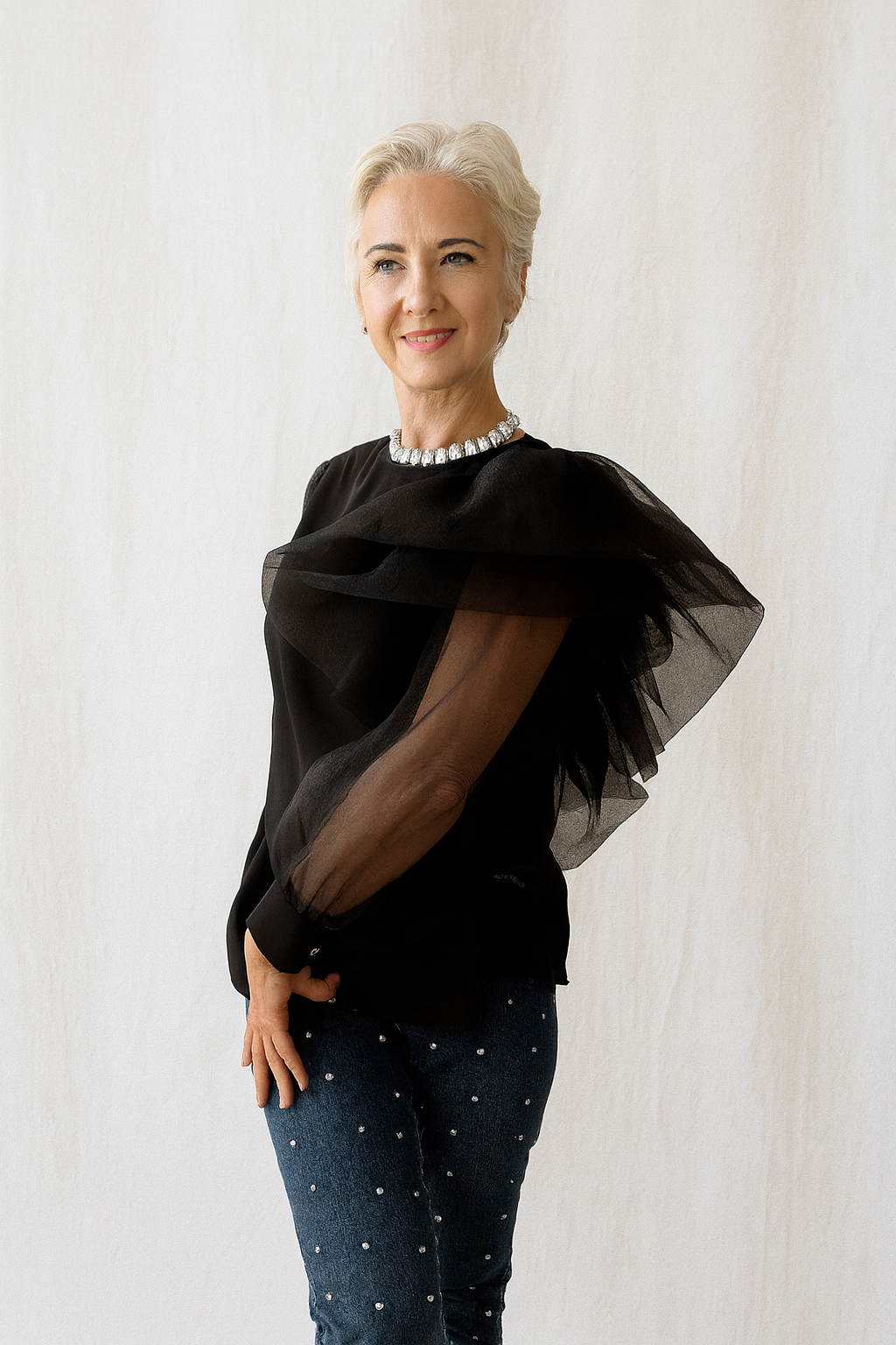 Blusa negra de organza con volante hombro