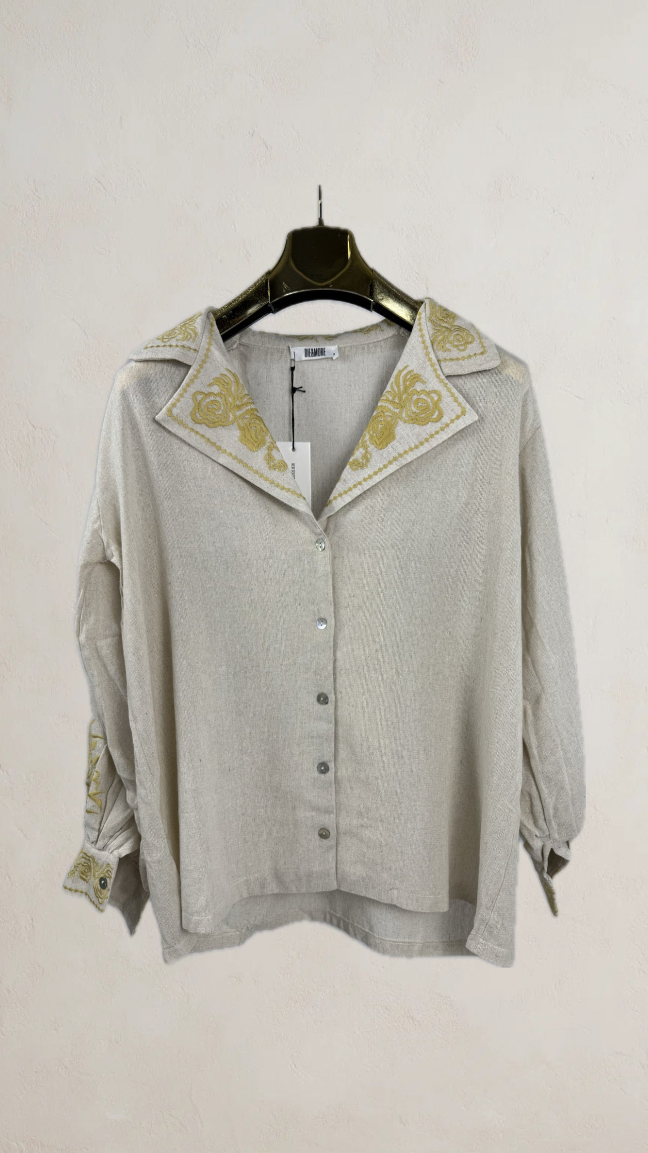 Blusa beige bordada artesanal de mujer con detalles florales en cuello y mangas, estilo boho chic SEROTONIN Calpe
