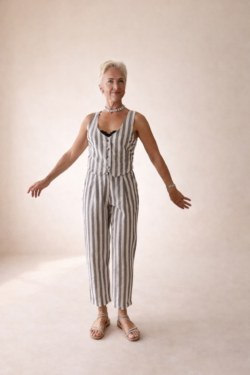 Conjunto mujer rayas gris y blanco dos piezas chaleco y pantalón | SEROTONIN