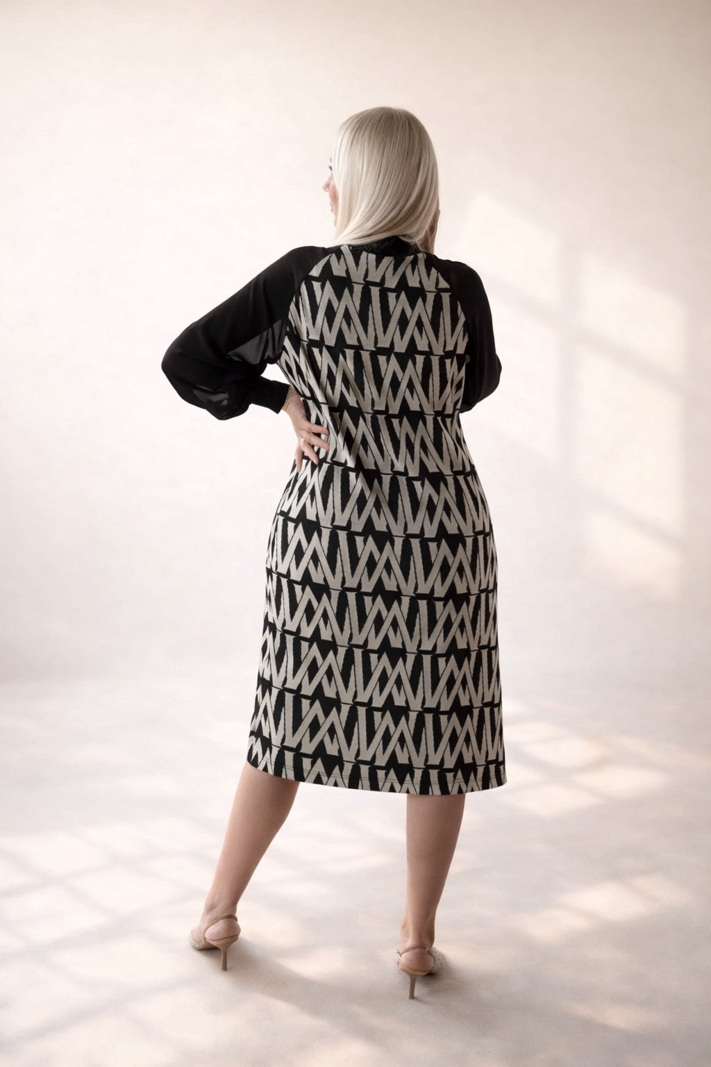 Vestido mujer estampado geométrico blanco y negro con mangas de gasa | SEROTONIN