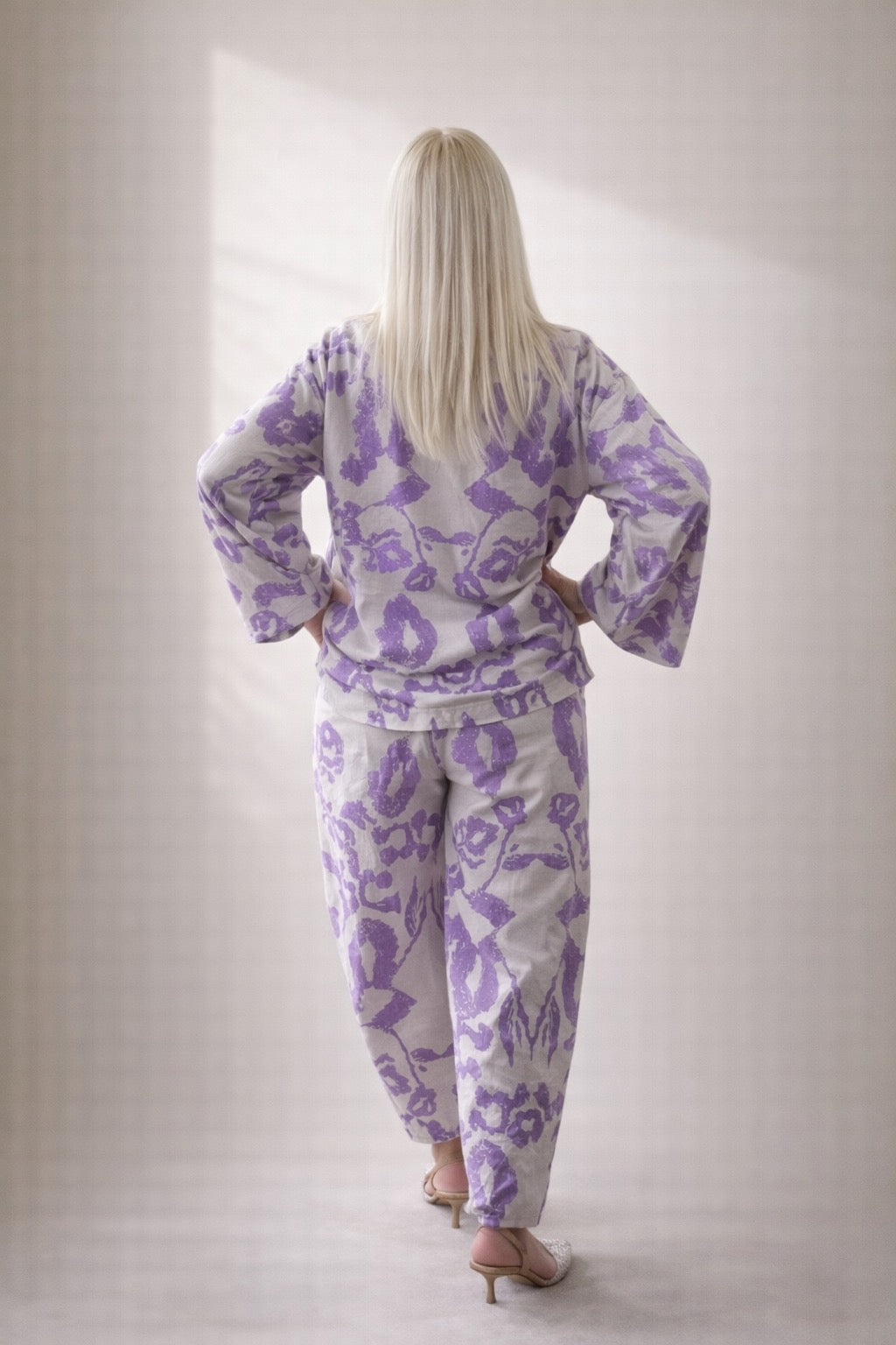 Conjunto mujer estampado lila y beige (pantalón y blusa)| SEROTONIN