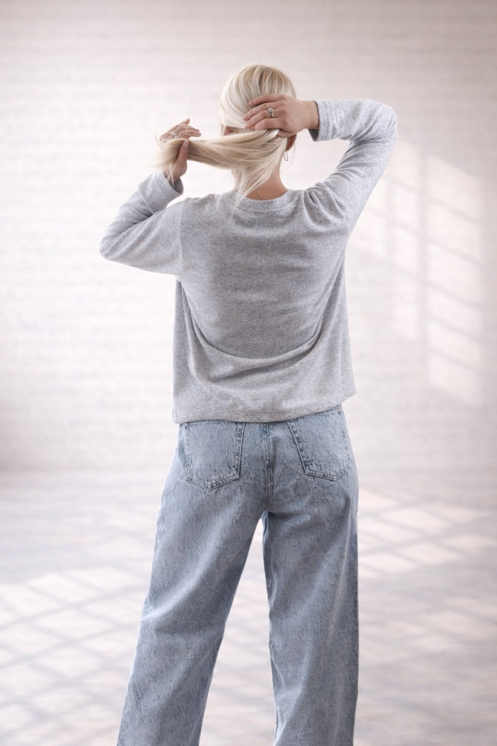 Sudadera Gris con Oso en Relieve