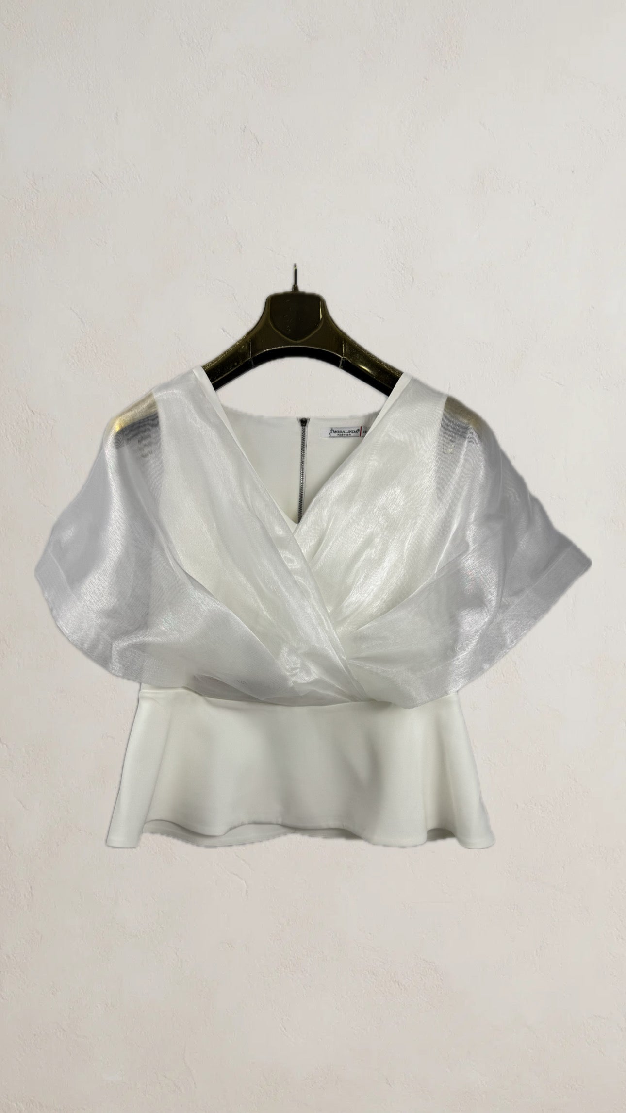 Blusa de mujer blanca elegante con organza y escote cruzado, estilo de fiesta SEROTONIN Calpe
