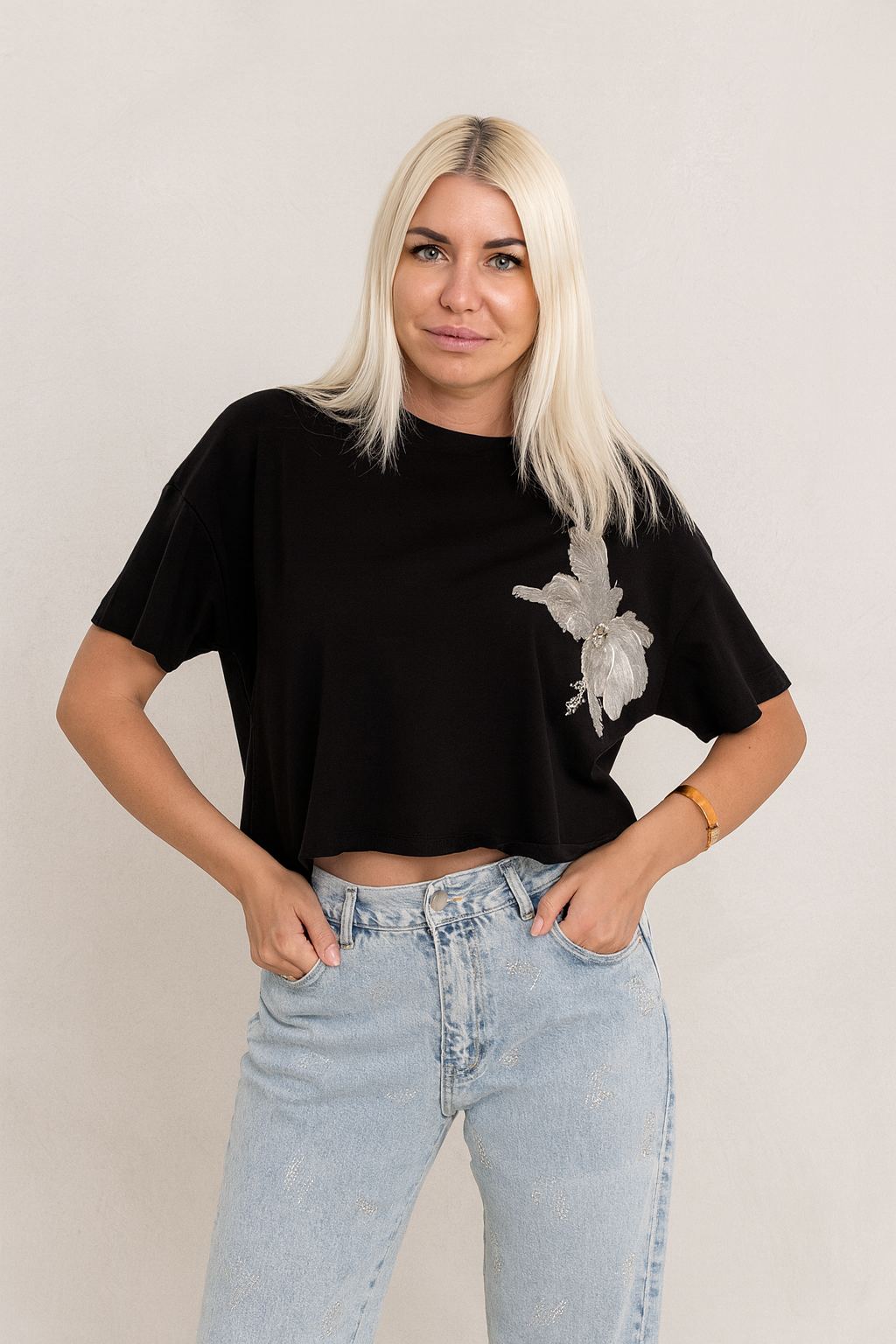 Camiseta negra mujer con mariposa bordada 3D | SEROTONIN