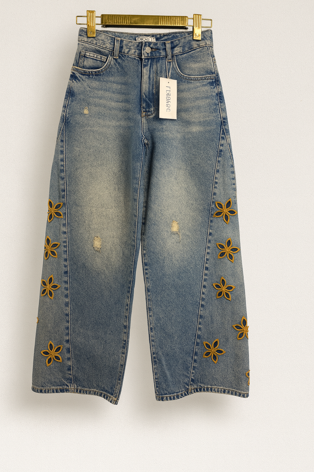 Pantalón de mujer vaquero azul ancho con flores bordadas en pierna estilo boho SEROTONIN Calpe