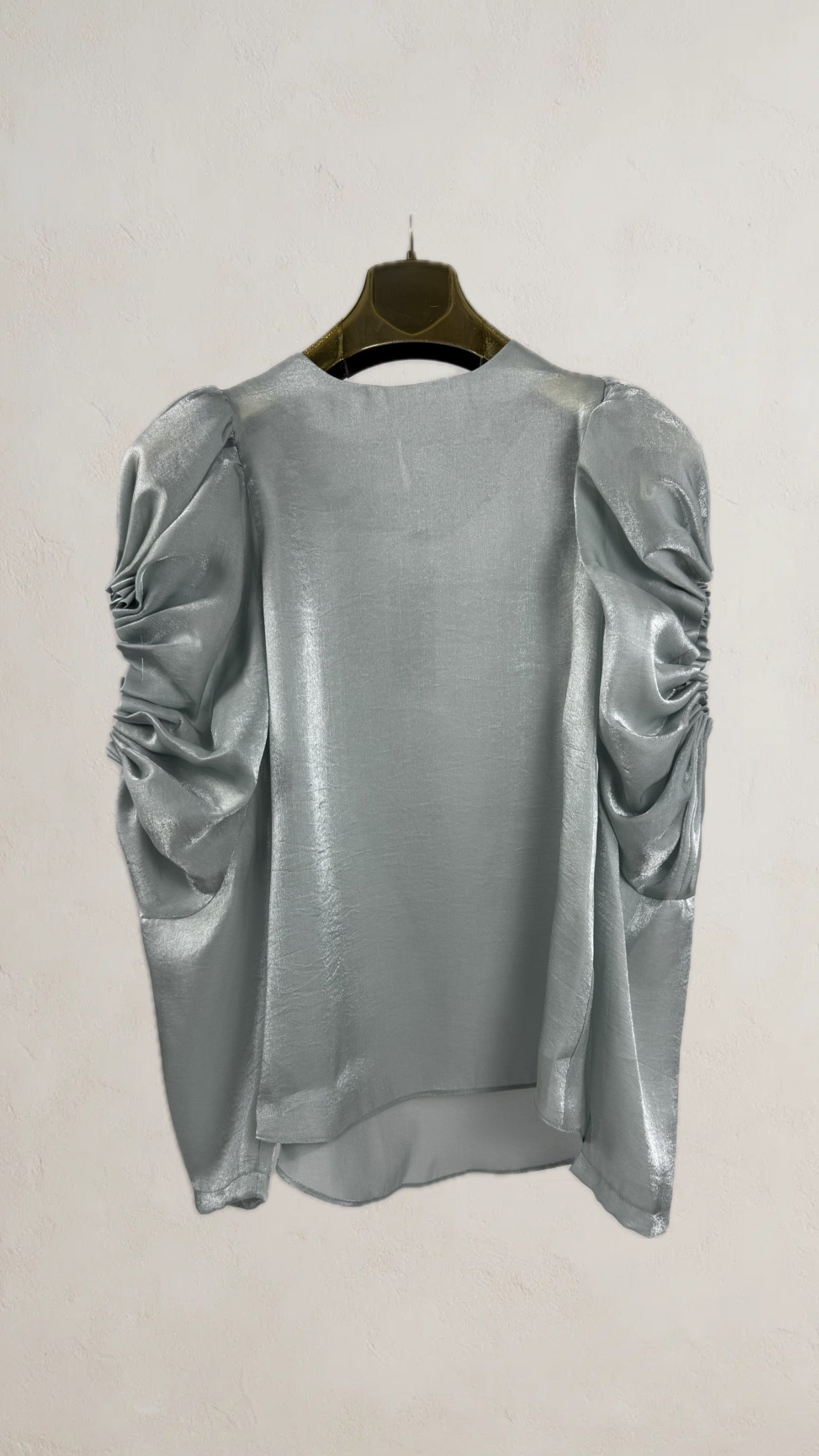 Blusa de mujer satinada color plata con mangas largas fruncidas estilo elegante, SEROTONIN Calpe