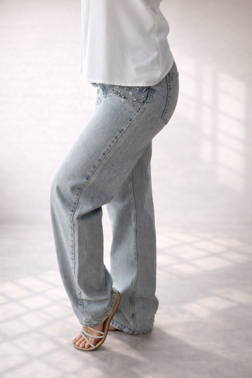 Pantalón mujer vaquero gris con lentejuelas y pedrería brillante | SEROTONIN