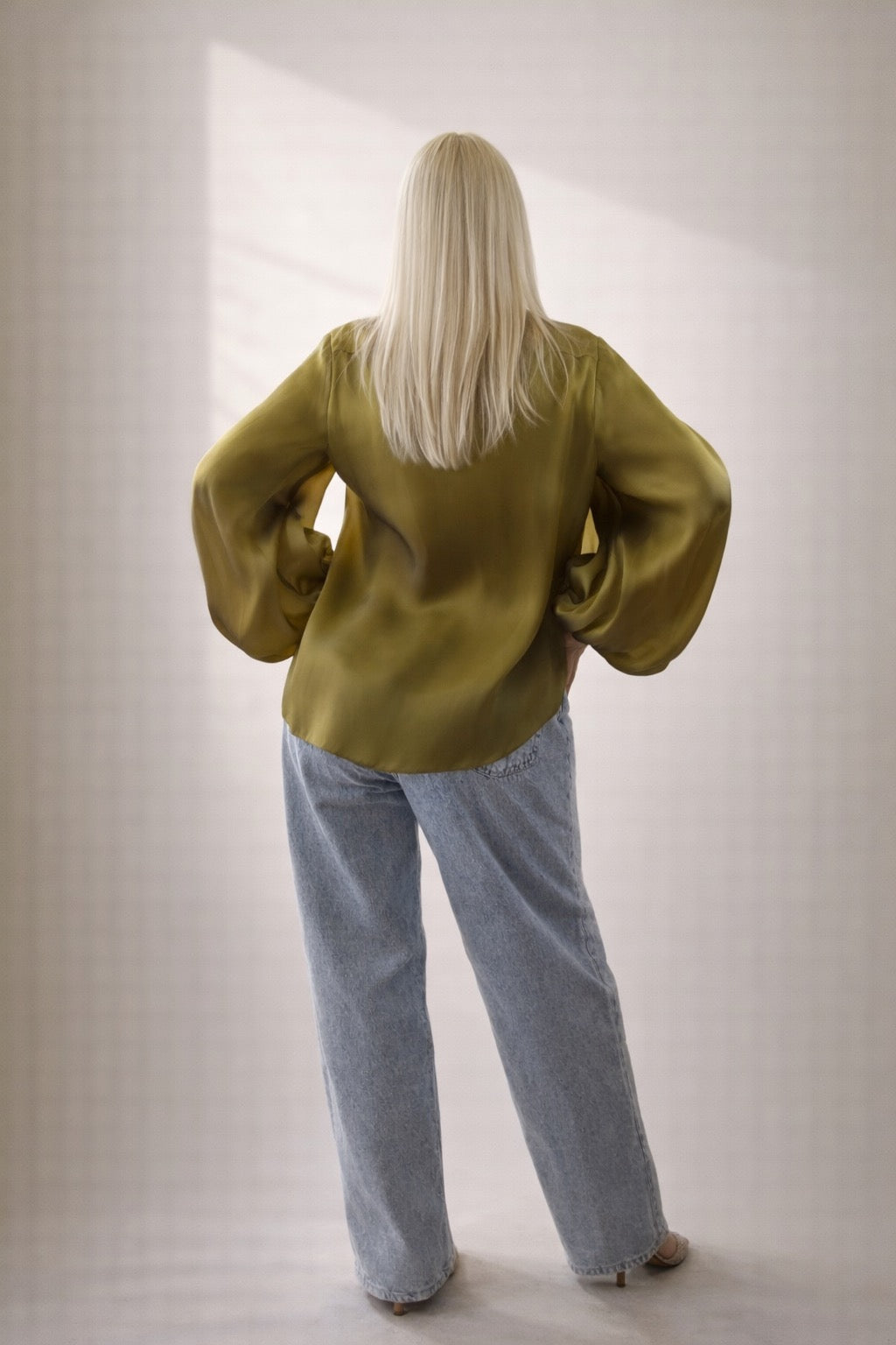 Blusa mujer verde oliva satén con flor esculpida | SEROTONIN