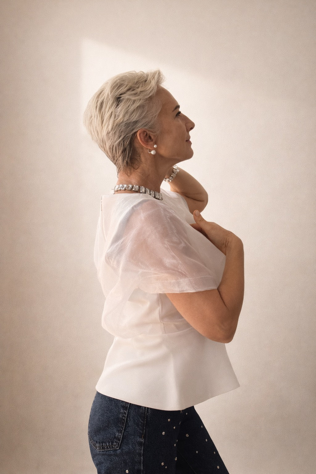 Blusa blanca mujer elegante con organza y volumen | SEROTONIN