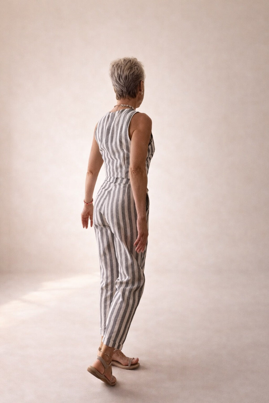 Conjunto mujer rayas gris y blanco dos piezas chaleco y pantalón | SEROTONIN