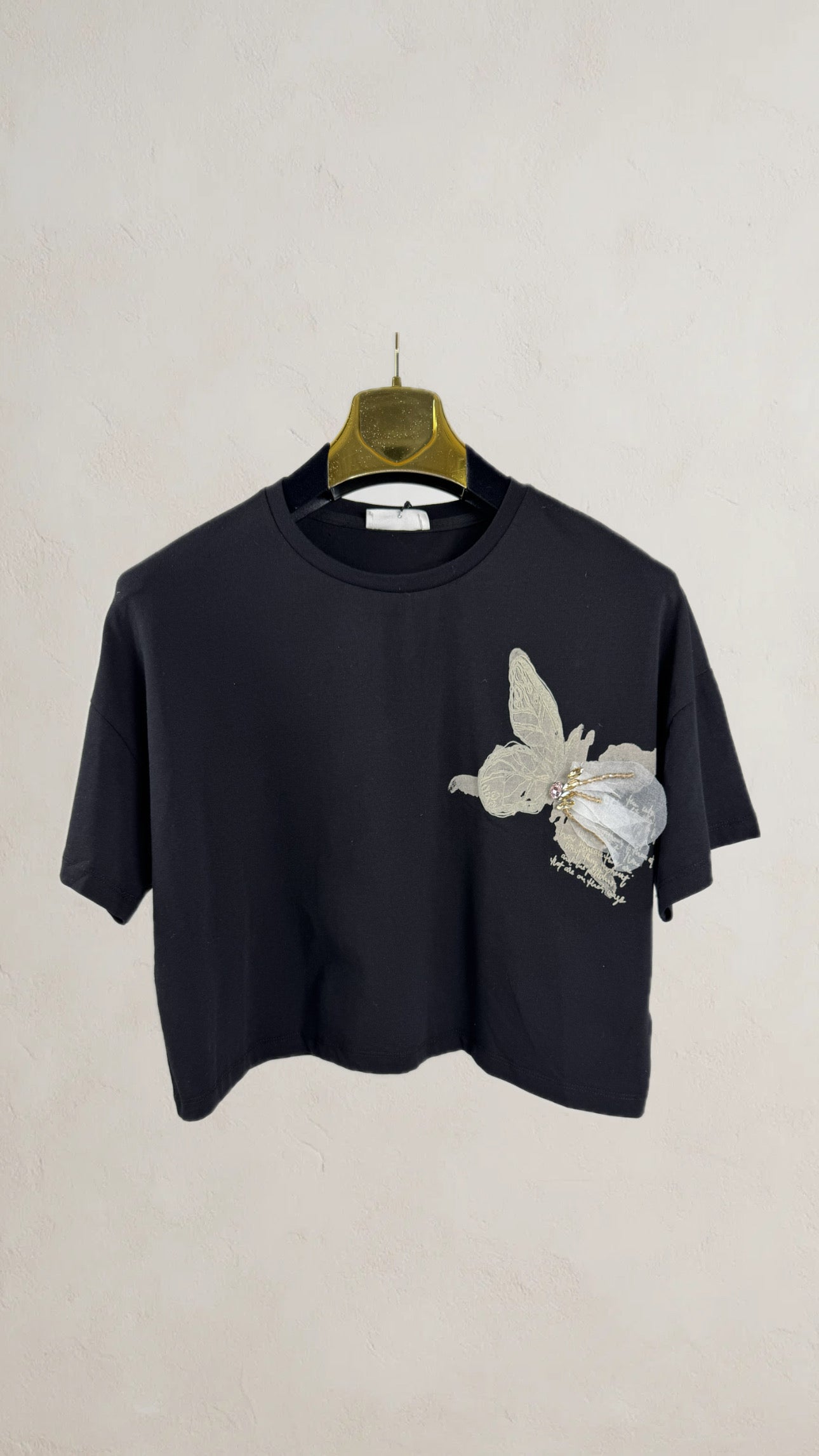 Camiseta negra de mujer con mariposa bordada 3D y detalles brillantes, estilo moderno SEROTONIN Calpe